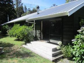 Puka Lodge Front dwelling - Pukawa Bay Holiday Home Kuratau